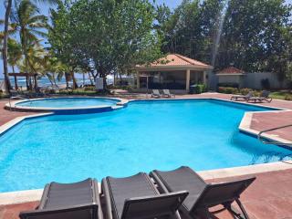 Primera Línea De Playa, Area Social Con Piscina, Zonas De BBQ, Gazebo, Ducha De Exterior, Baños, Wifi, Smat TV, Aires Acondicionados, Ventiladores, Balcon con vista directa a la playa, Parqueo Privado, Cerca de Restaurantes, Bares, Minimarkets y Comercios - 3