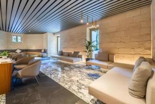 AURA suites by Mercury towers - 6