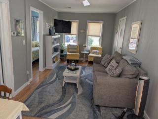 Experience South Haven - Little Yellow Cottage - 0