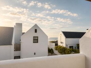Phay's Cove Charmful & Artsy Coastal Home - 9