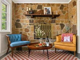 Blue Haus with Hot Tub, Shuffleboard, EV Charger - Walk to Town & Wineries - 3