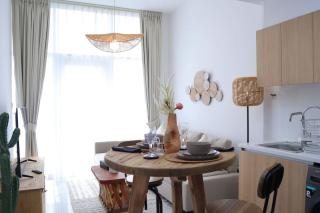 Modern 1BR Masdar - Bright Urban Apartment - 7