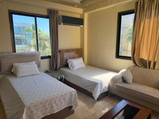 Joya Mora Luxury 2 Bedroom Sea View Chalet Second Row شاليه فاخر غرفتين نوم بإطلالة على البحر صف ثانٍ - 1