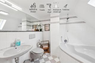 Gelbe Koffer - Vintage Maisonette Neunkirchen - 2 SZ - Self-Check-in - Balkon - Parkplatz - 1 km zum Zentrum - bis 4 Pers - 5