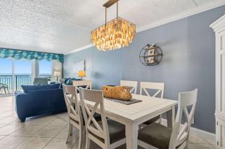 Comfortable waterfront condo with beach chairs - close to dining - 0