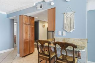 Comfortable waterfront condo with beach chairs - close to dining - 8