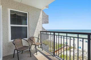 Comfortable waterfront condo with beach chairs - close to dining - 4