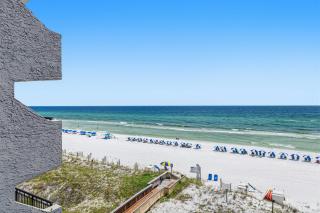 Comfortable waterfront condo with beach chairs - close to dining - 2