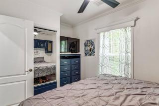New Crystal River Resort Cabin w Pool & Boat Prkng - 7