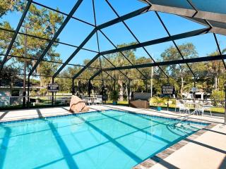 New Crystal River Resort Cabin w Pool & Boat Prkng - 3