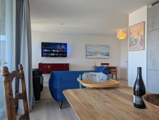 La Perle au Lac - Bright Lakefront Apartment with a Balcony - 8