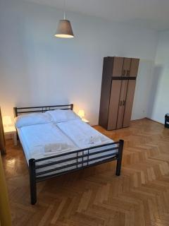 Large 4BR for 13 Near Danube & 15 Min to Center - 9
