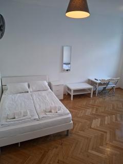 Large 4BR for 13 Near Danube & 15 Min to Center - 6