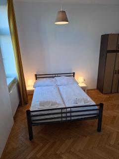 Large 4BR for 13 Near Danube & 15 Min to Center - 2