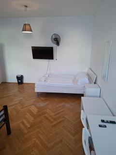 Large 4BR for 13 Near Danube & 15 Min to Center - 4