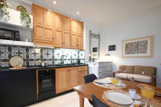 Romantica Deluxe Suite with Hot Tub and Balcony, A Lovely Nest near Old Town - 8