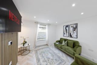 Stylish 3-Bed Home in Orpington by MCPI Hosting, Perfect for Families & Business Stays with Free WiFi & On-Street Parking - 1