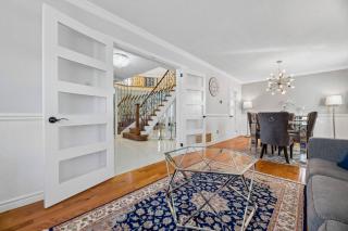 Modern Comforts, Quiet Neighborhood, free 02 parking - 2