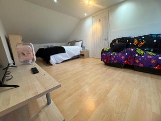 Apartment Sleeps 6 with free wifi free parking - 6