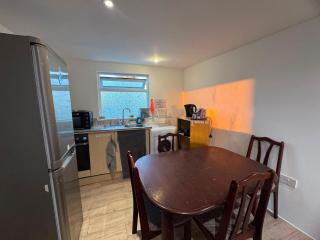 Apartment Sleeps 6 with free wifi free parking - 4