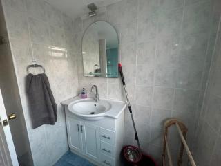 Apartment Sleeps 6 with free wifi free parking - 1