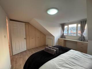 Apartment Sleeps 6 with free wifi free parking - 9