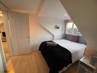 Apartment Sleeps 6 with free wifi free parking - 3