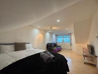 Apartment Sleeps 6 with free wifi free parking - 5