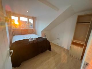 Apartment Sleeps 6 with free wifi free parking - 0