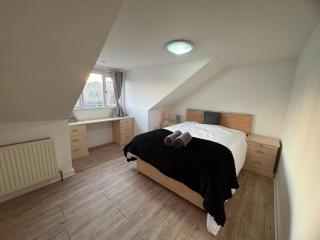 Apartment Sleeps 6 with free wifi free parking - 8