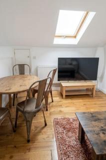 Excellent 2 Bedroom Flat Next to Everything - 3