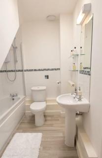 Excellent 2 Bedroom Flat Next to Everything - 1