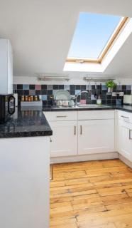 Excellent 2 Bedroom Flat Next to Everything - 2