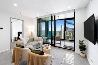 3BR Ocean View Skyhome, Lvl 50 Meriton Ocean, Parking, Pool & Gym - 0