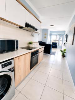 Luxury Lagoon Apartment - 7