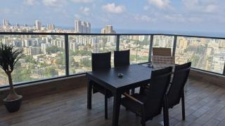 Luxury High-Floor Apt | New Tower | Steps to Mall - 9
