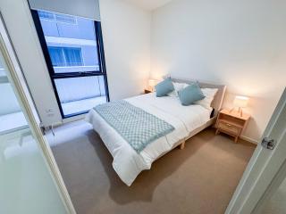 Modern CBD Apartment - Pool, Gym & Laneway Dining - 3