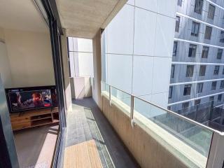 Modern CBD Apartment - Pool, Gym & Laneway Dining - 1