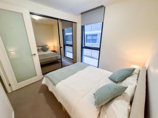 Modern CBD Apartment - Pool, Gym & Laneway Dining - 2