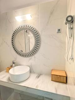 Fira Downtown Apartment - 0