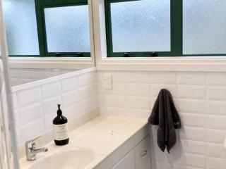 Farley Avenue Turret & Lounge - 2