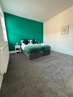 Stylish 2-Bed Runcorn Home Contractors & Families - 8