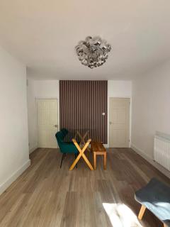 Stylish 2-Bed Runcorn Home Contractors & Families - 7