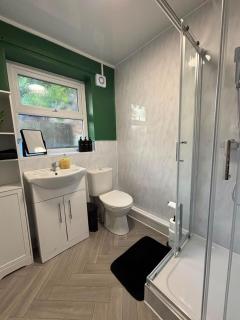 Stylish 2-Bed Runcorn Home Contractors & Families - 6