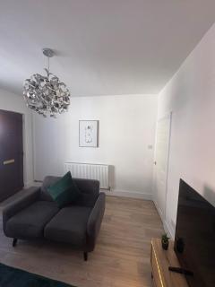 Stylish 2-Bed Runcorn Home Contractors & Families - 4