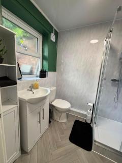Stylish 2-Bed Runcorn Home Contractors & Families - 2