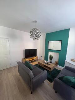 Stylish 2-Bed Runcorn Home Contractors & Families - 0
