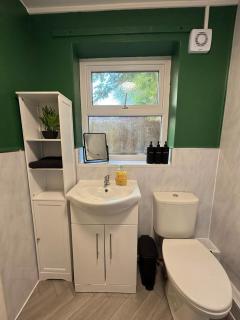 Stylish 2-Bed Runcorn Home Contractors & Families - 3