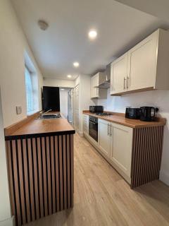 Stylish 2-Bed Runcorn Home Contractors & Families - 5