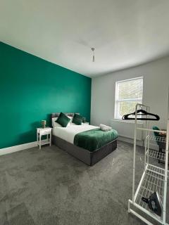 Stylish 2-Bed Runcorn Home Contractors & Families - 8